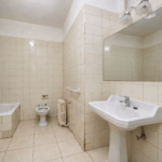 07 Baño antiguo, suelo blanco y gran espejo